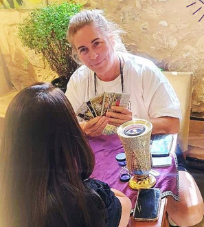מיקה מיסטיקה, מתקשרת ומלווה רוחנית